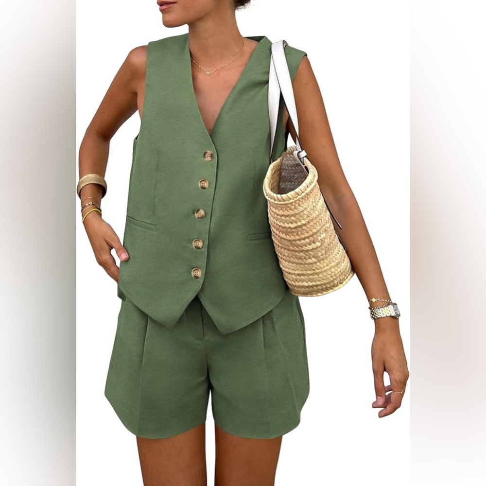🔥 Closet Sale! Green Button-Up Vest and Shorts Set - Picture 2 of 4